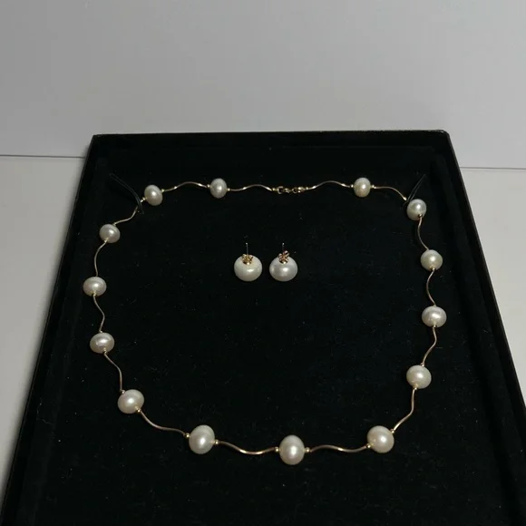 Elegant 14 K Gold and Pearl Necklace and Earring Set - Picture 2 of 6